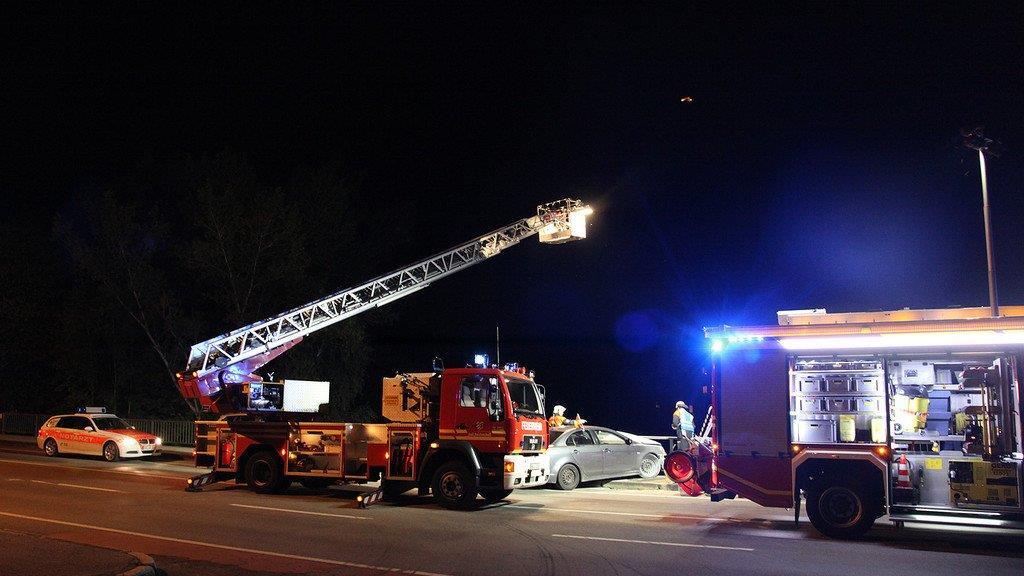 Fahrer prallt gegen Brücke und springt in Saalach