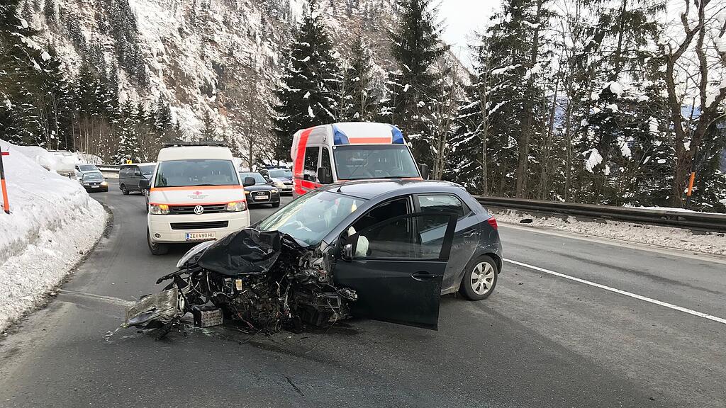 Bei dem Unfall wurden zwei Personen verletzt.