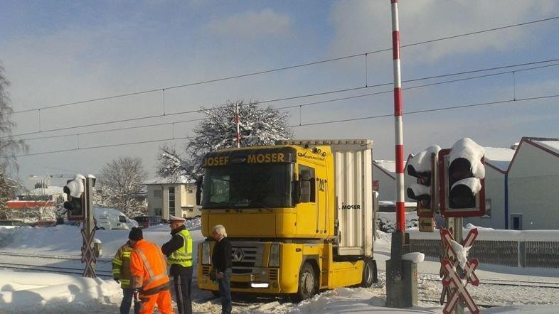 Lkw bleibt auf Gleisen hängen