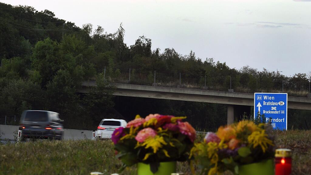 Blumen für die 71 Opfer auf der A4.