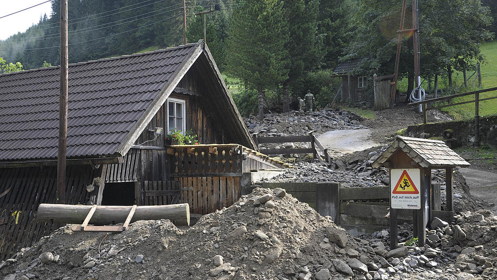 Das Holzgebäude wurde bei dem Murenabgang schwer beschädigt.