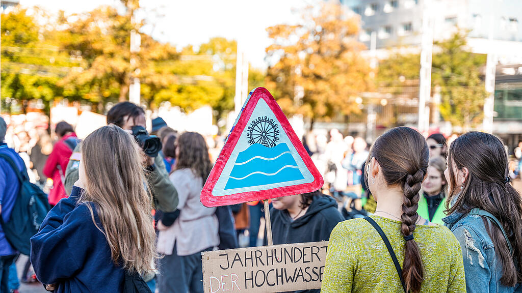 Demo "Zusammenhalten statt spalten" in der Stadt Salzburg