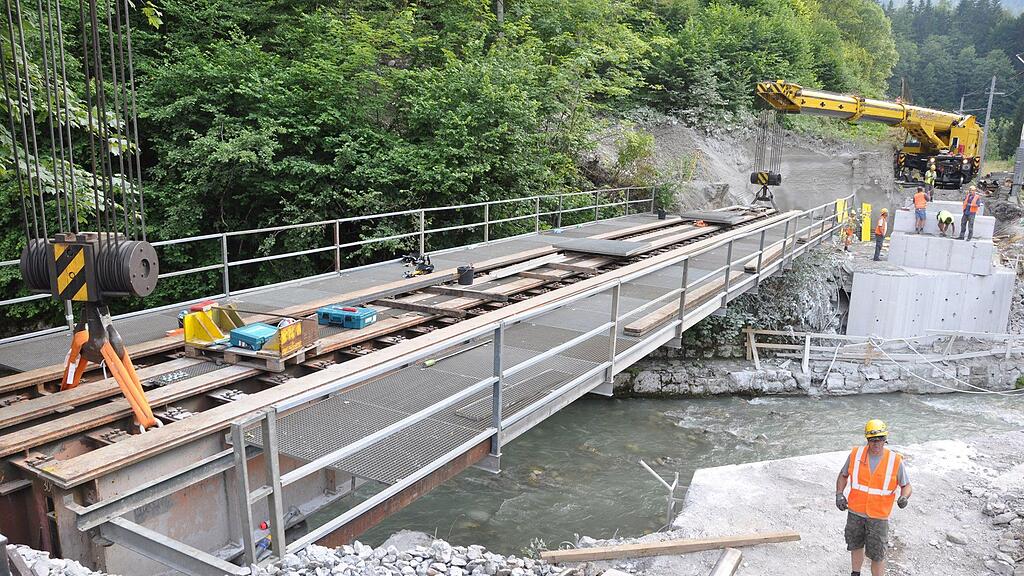 Zusätzlich zu umfangreichen Gleisbau- und Fahrleitungsarbeiten wurde die Erneuerung der siebenten Fritzbachbrücke gestartet.
