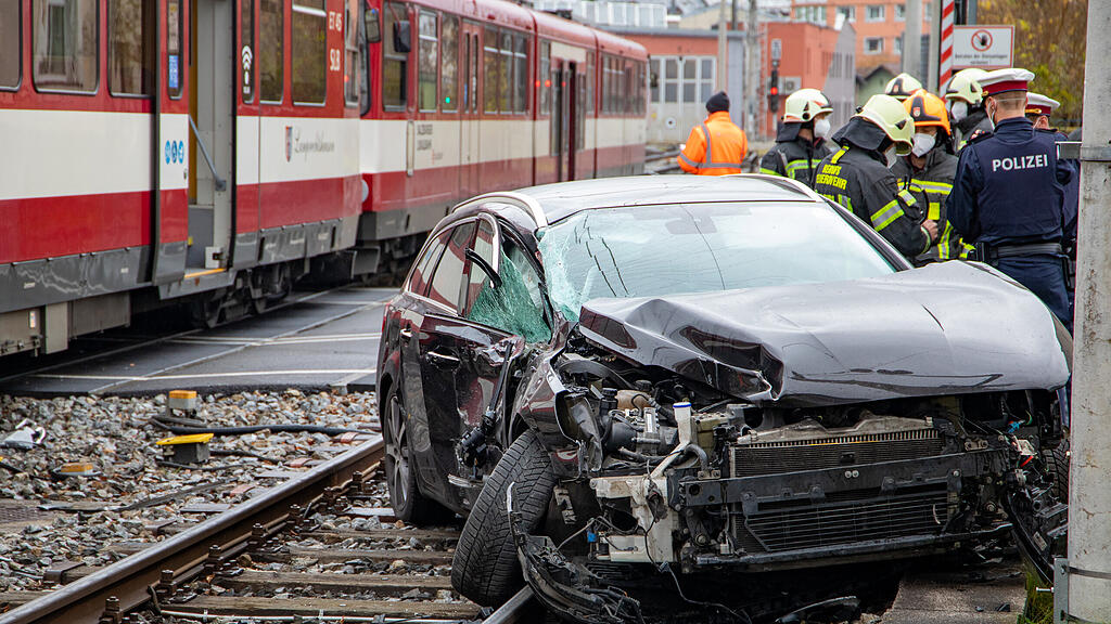 Pkw kontra Lokalbahn in Itzling