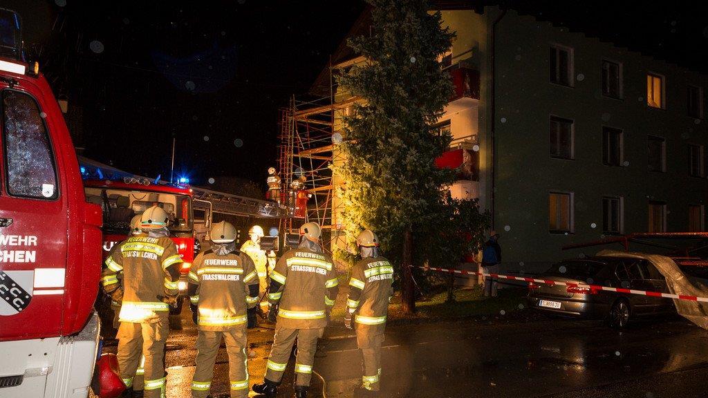 Sturm: Baugerüst in Straßwalchen stürzt auf Autos