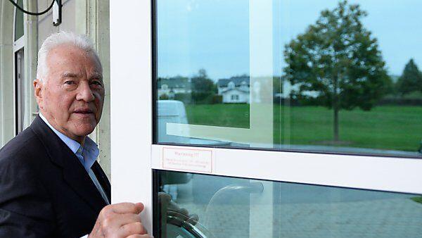 Stronach beim Eintreffen am Magna-Firmensitz