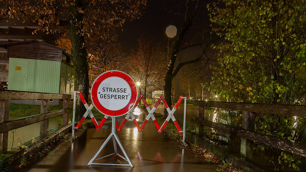 Einige Straßen im Bundesland sind wegen des Unwetters gesperrt.