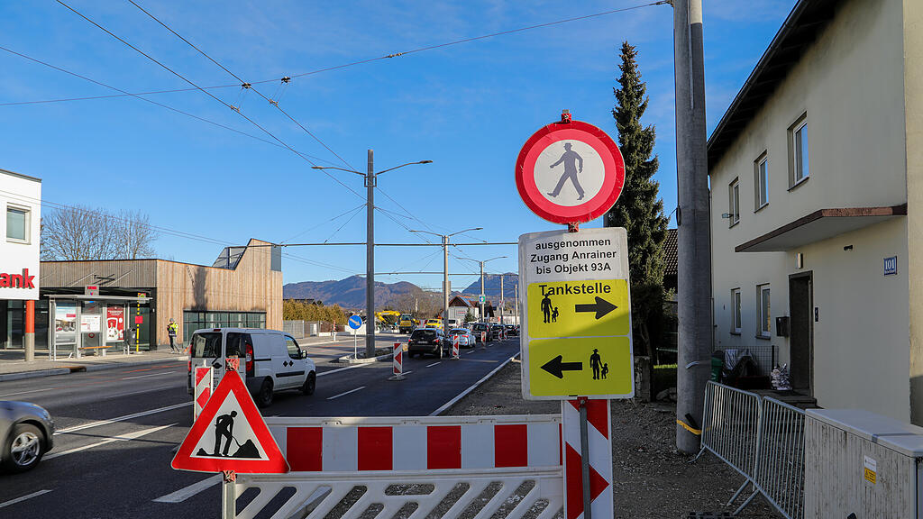 Baustelle für Geh- und Radweg auf Münchner Bundesstraße