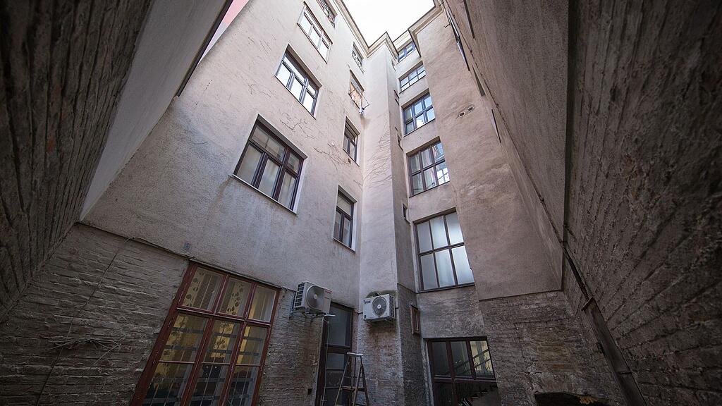 Der Bub ist 15 Meter tief gefallen.