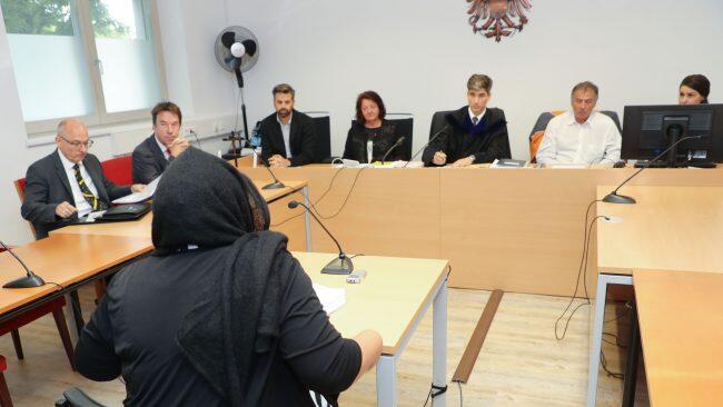 Vor Gericht erklärt die Frau, nicht an dem Tod des Mannes schuld zu sein.