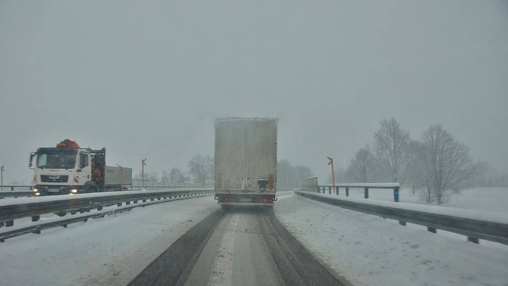 Schnee und Verkehrschaos auf den Straßen