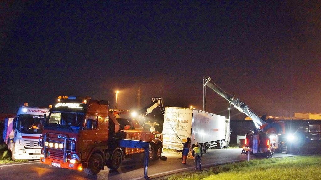 Lkw kippt auf A1 um