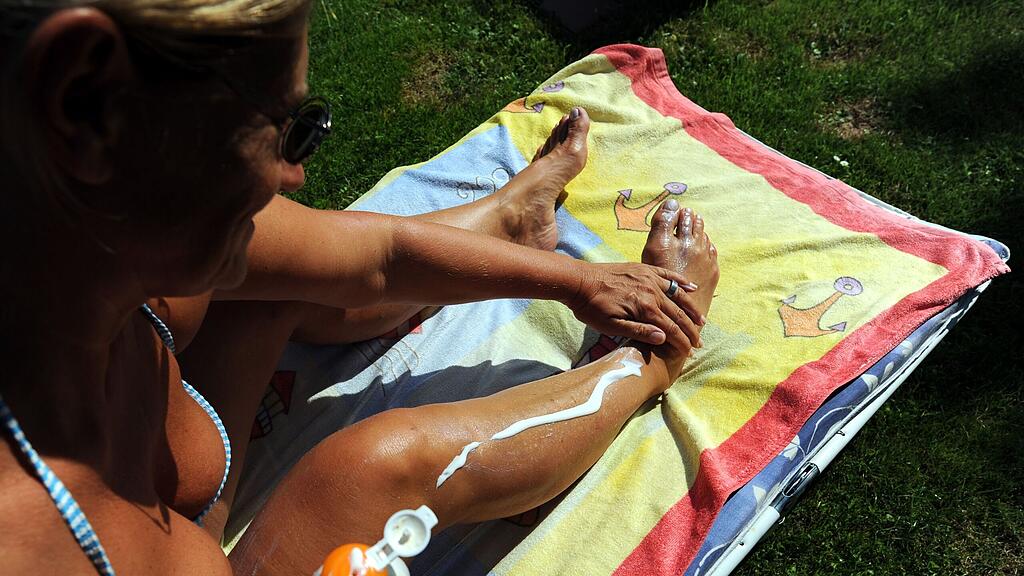 Nur zwei von 17 Sonnencremes sind im Test durchgefallen.