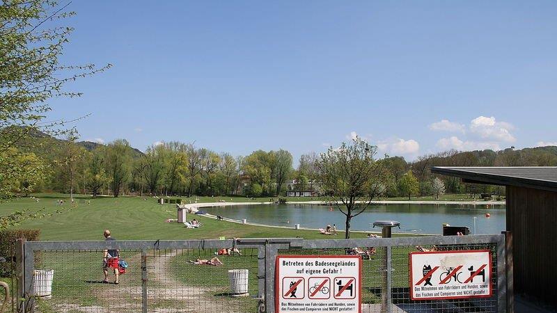 Erste Badegäste am Salzachsee