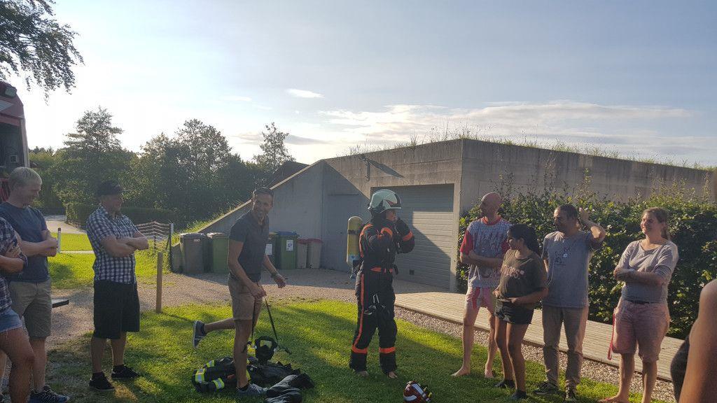 Laufende Feuerwehrmänner besuchen schwer kranke Kinder
