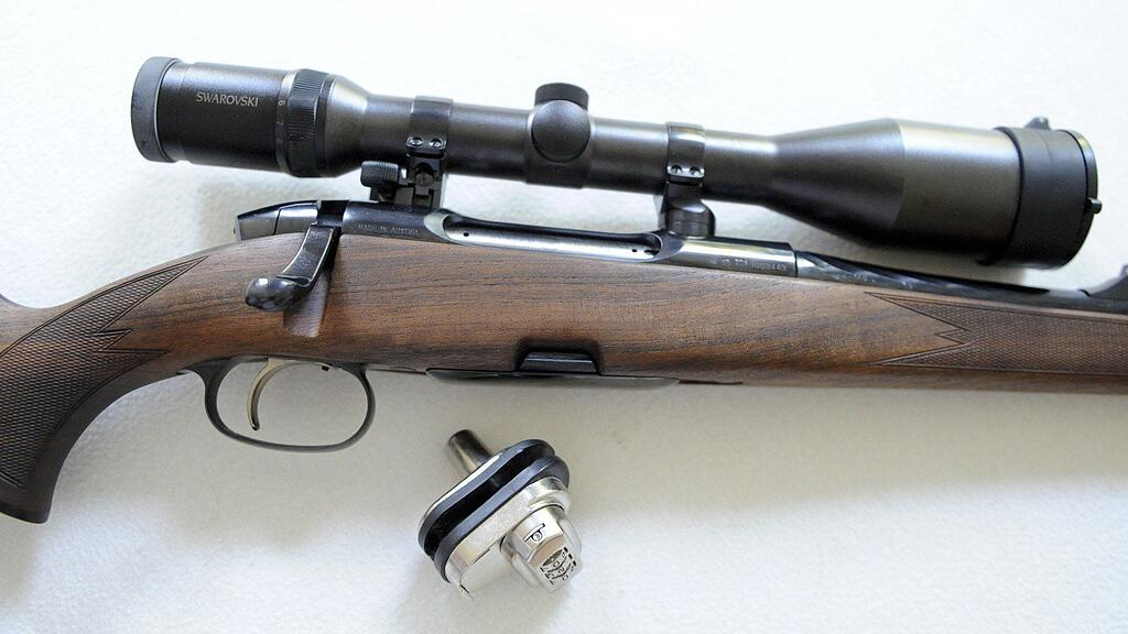Die Polizei stellte die Waffen samst Munition bei dem 80-Jährigen sicher.