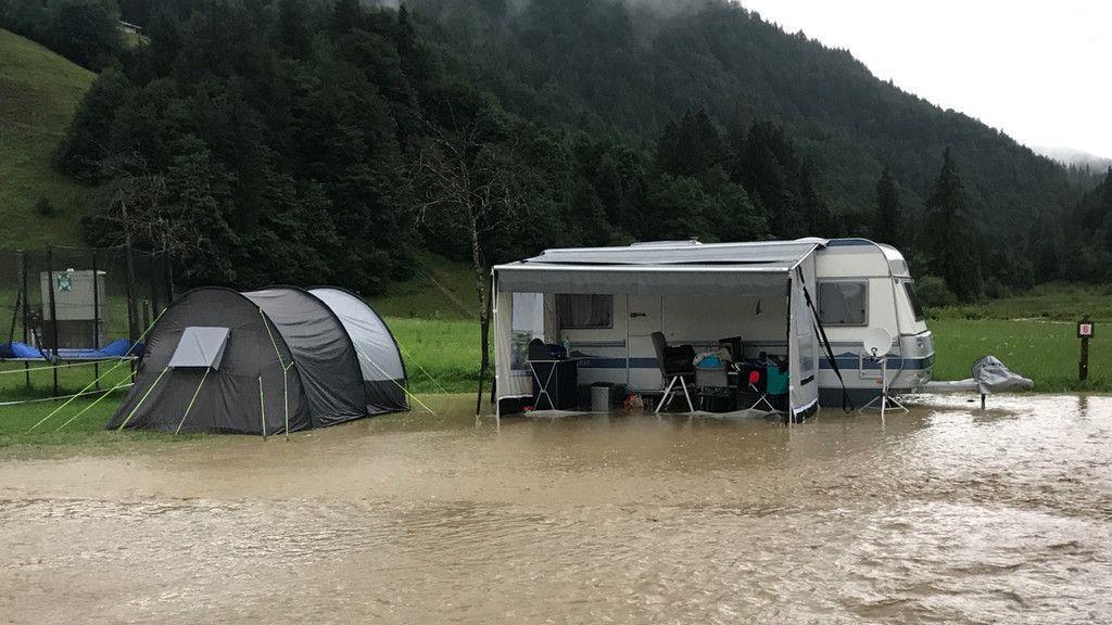 Tirol: Campingplatz in Hochfilzen unter Wasser