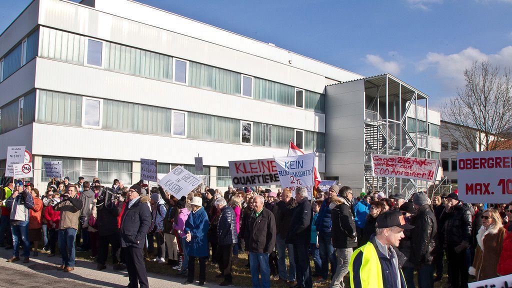 200 Personen demonstrieren gegen Asyl-Großquartier in Straniakstraße