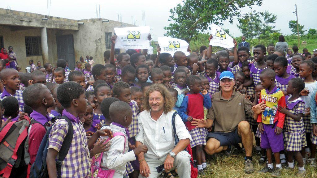 Lehrer baut Schulbänke in Ghana