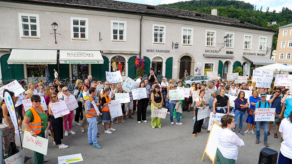 "Bildung brennt" - Kundgebung am Mozartplatz