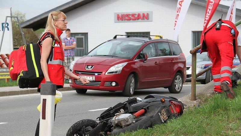 Köstendorf: Junger lenker stürzt mit Moped