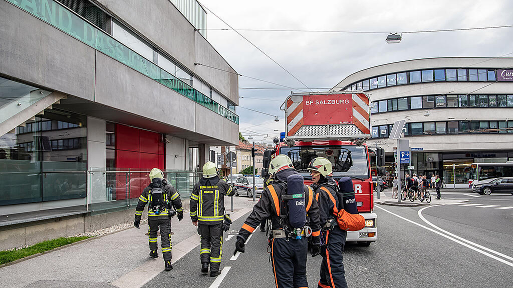 Einsatz\u00fcbung mit brennendem Hubschrauber