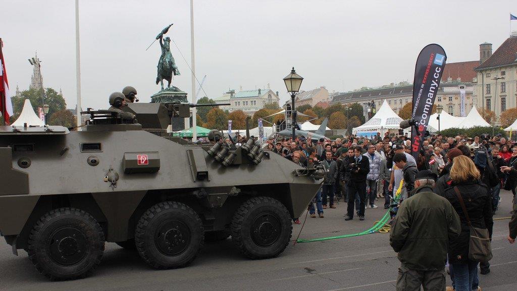 Weltrekord: Franz Müllner zieht Pandur-Radpanzer am Wiener Heldenplatz (Vienna.at)