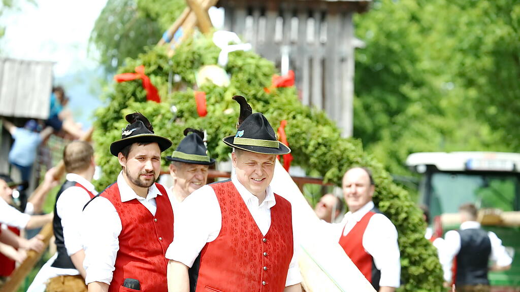 Maibaumaufstellen in Leopoldskron