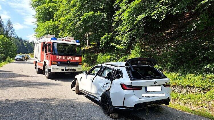 AUto-Absturz auf Postalmstraße in Strobl