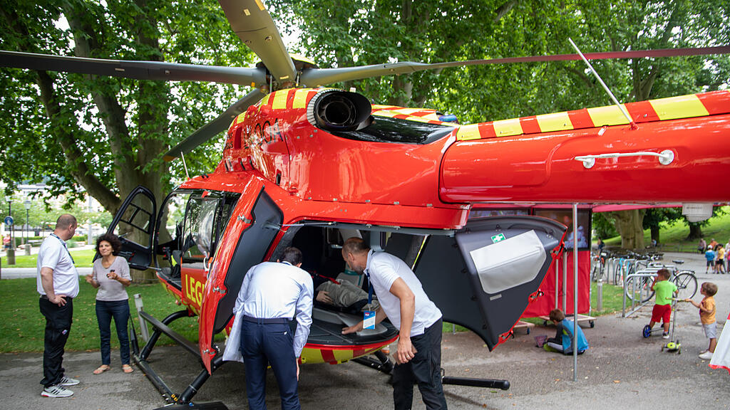 Hubschrauber vor Kongresshaus