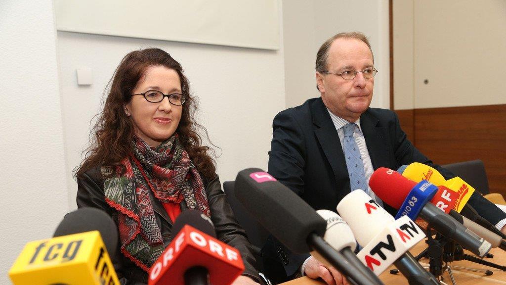 Monika R. tritt vor Medien