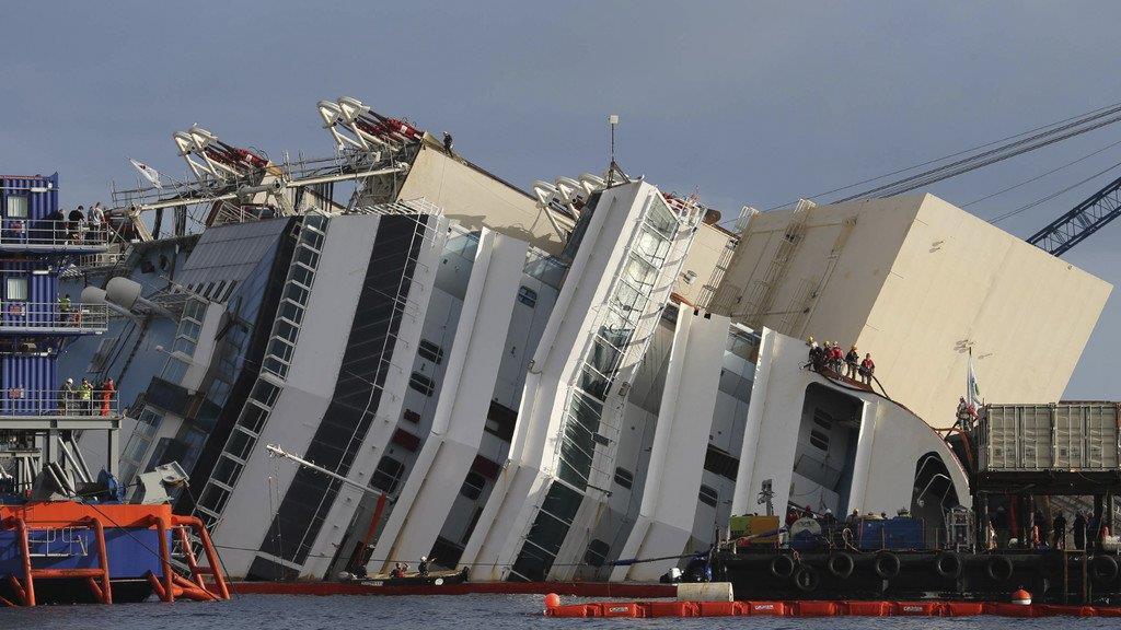 Costa Concordia taucht langsam aus den Fluten auf