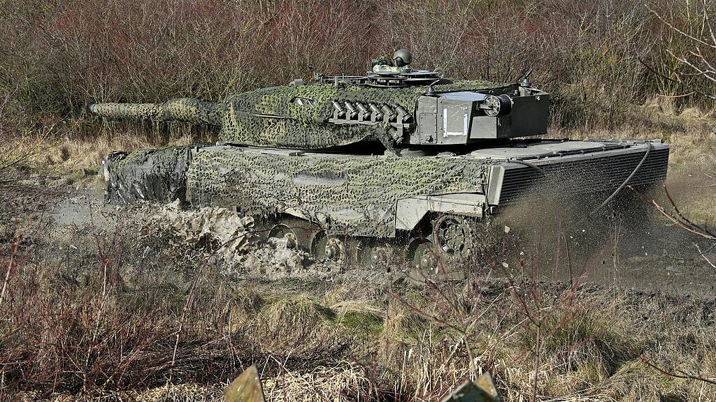 Vorf\u00fchrung mit Leopard-Kampfpanzer in Wels
