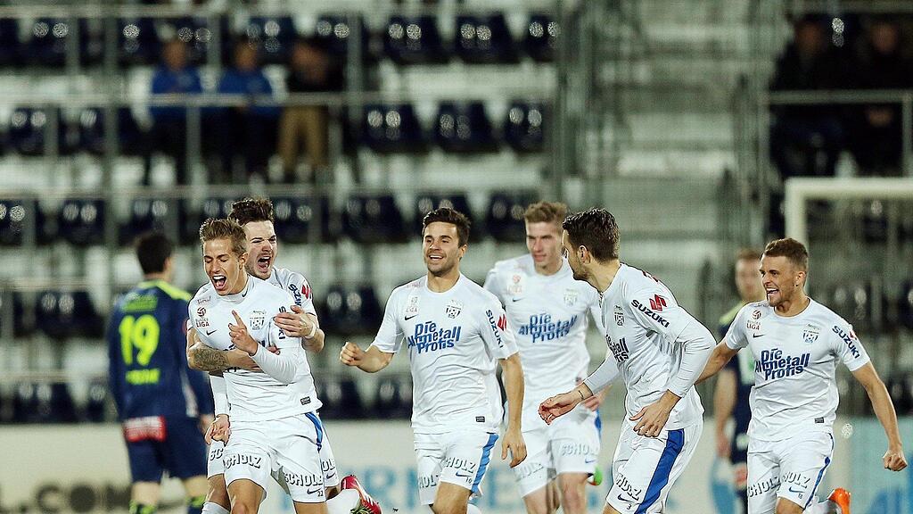 Stefan Nutz (links) beschenkte sich und den SV Grödig an seinem Geburtstag, mit einem Blitztor und drei wichtigen Punkten.