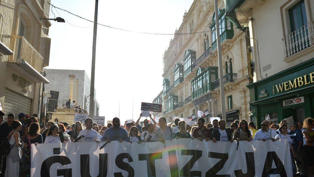 Mega-Demo nach Mord an Journalistin auf Malta