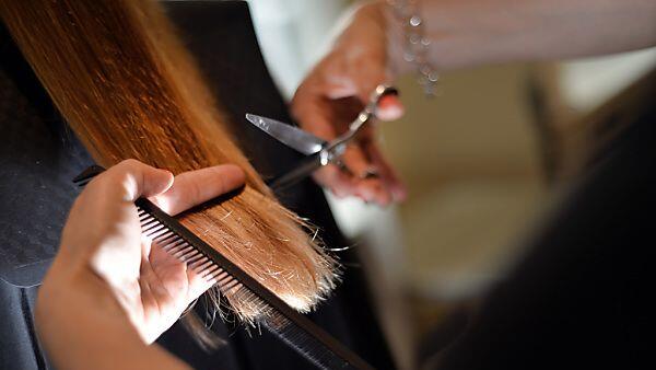 Mindestlohn für eine Friseur-Hilfskraft beträgt 1.137 Euro brutto