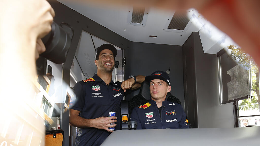 Ricciardo (re.) und Verstappen auf Bim-Probefahrt.