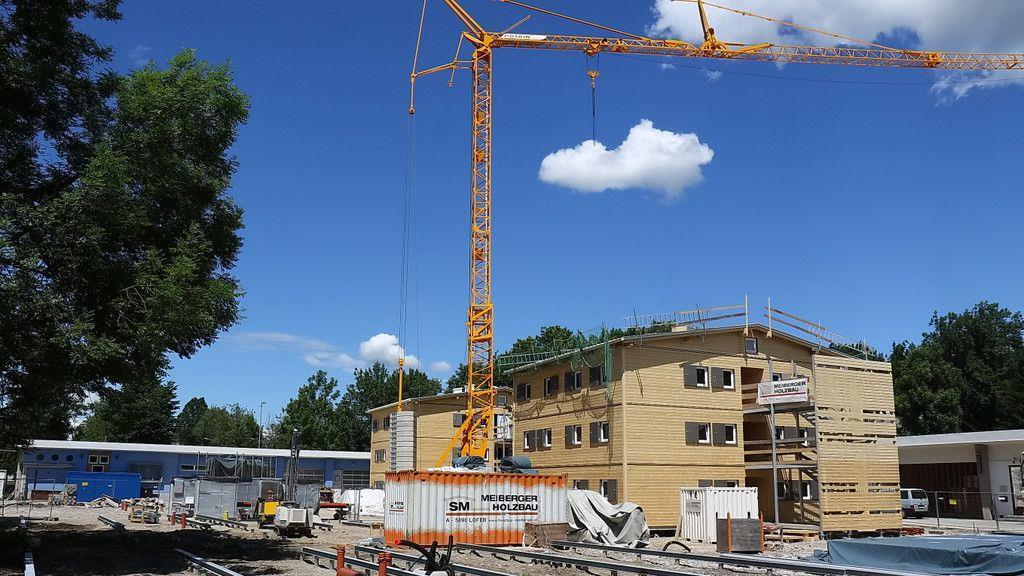 Holzhäuser in der Alpenstraße: Lokalaugenschein auf Baustelle