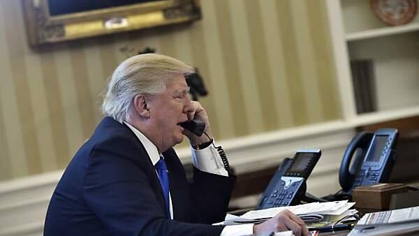 Trump telefonierte im Oval Office