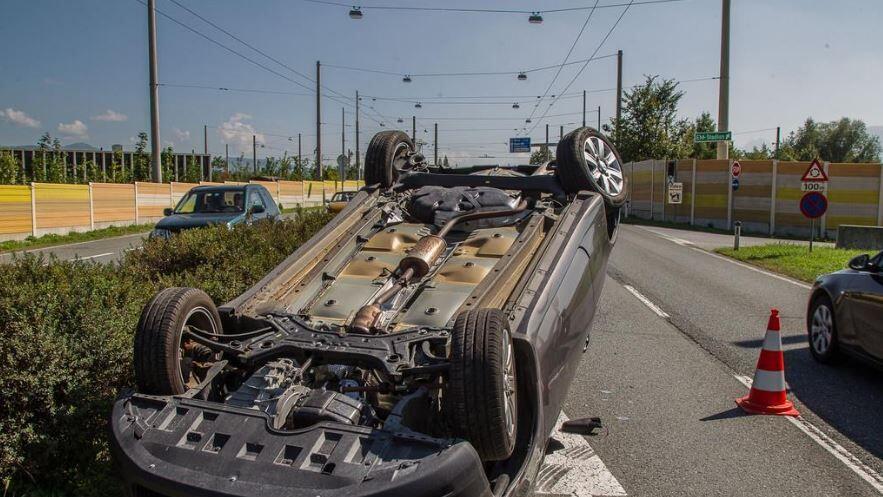 Beim Pkw-Überschlag in der Münchner Bundesstraße wurde glücklicherweise niemand verletzt.