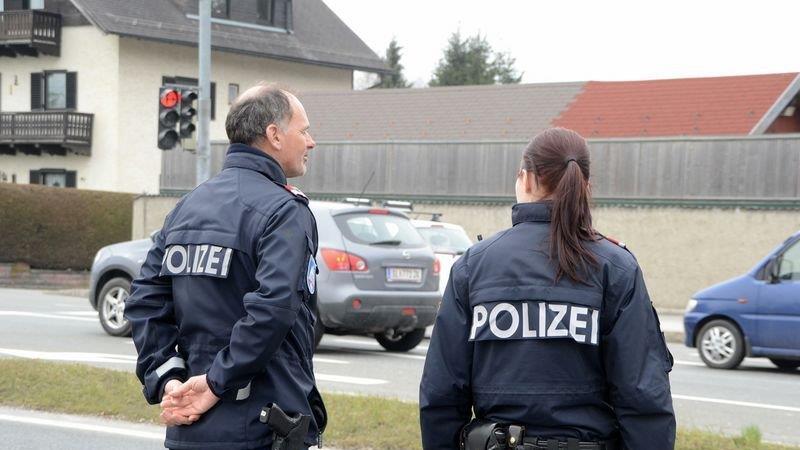 Pkw-Lenker prallt in Laterne