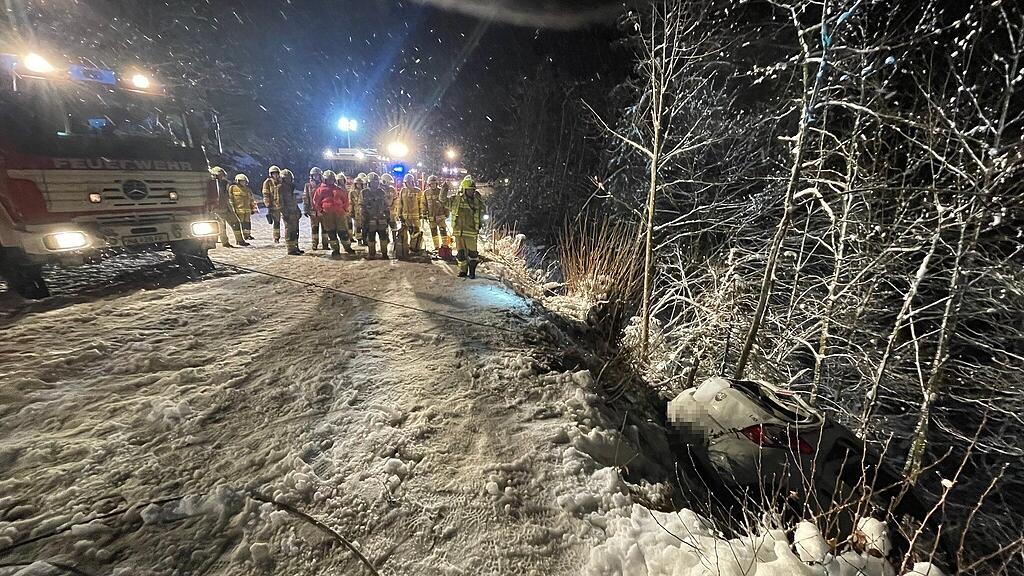 Autolenker rettet sich vor Sturz in Wiestalstausee