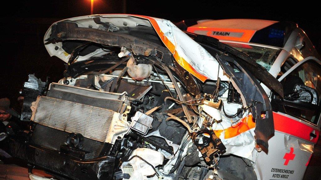 Rettungsauto prallt in Bim