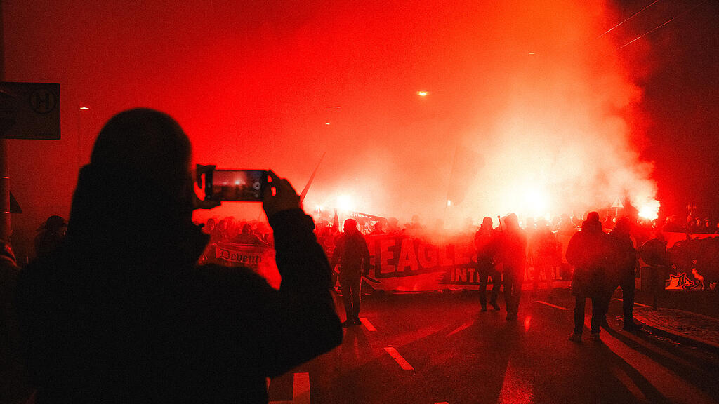 Fanmarsch von Go Ahead Eagles in Salzburg