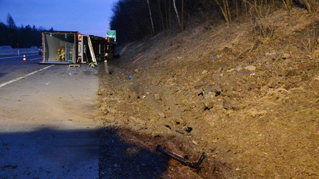 Lkw auf der A1 bei Pressbaum umgestürzt