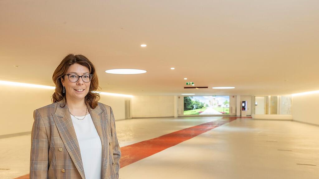 02_HotelSchlossMoenchstein_Hoteldirektorin Samantha Teufel in fertig ges....jpg