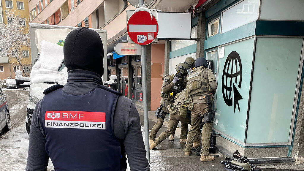 Bei Razzien in Salzburg wurden 69 illegale Glücksspielgeräte in vier illegalen Glücksspiellokalen beschlagnahmt.