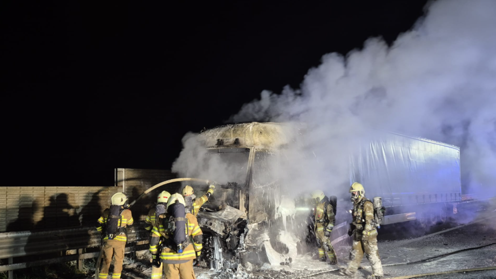 Lkw-Vollbrand auf A1 bei Eugendorf sorgte für stundenlange Sperre