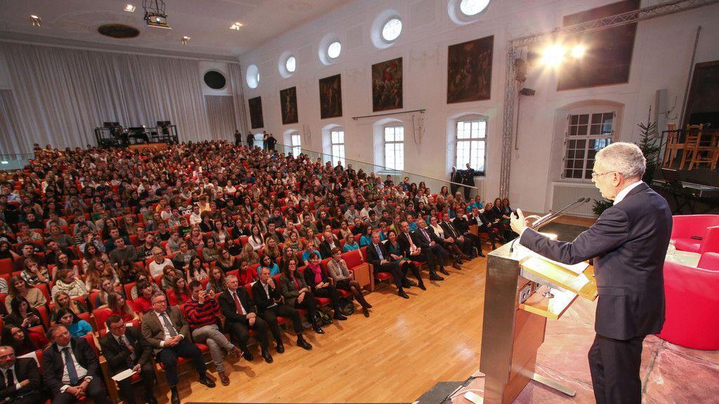 Van der Bellen bei Schülerdiskussion in Salzburg