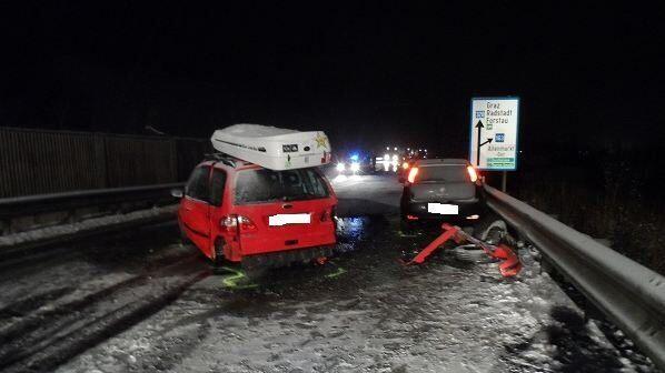 Vier Fahrzeuge waren in den Unfall verwickelt.